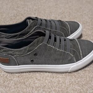 Blowfish Casual Gray Slip-On Sneakers Size 8 womens